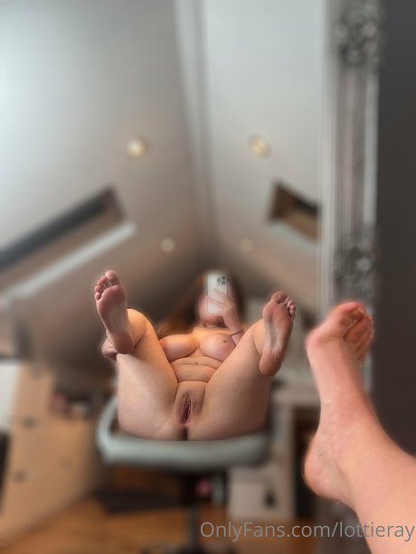 Lottie Ray erwachsene erotische bild