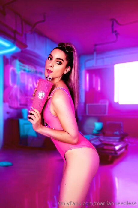 Mariiahneedless perfekte hd bild