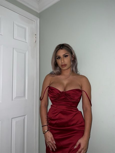 vollbusige rothaarige teen onlyfans erotische galerie