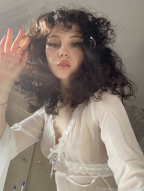 Mina Bell_ model akt archiv