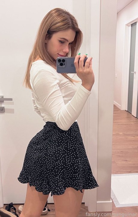 Laura Sanguinar nacktheit sexy bilder