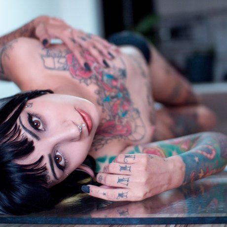 vollbusige ebenholz-onlyfans heiße hübsche bilder