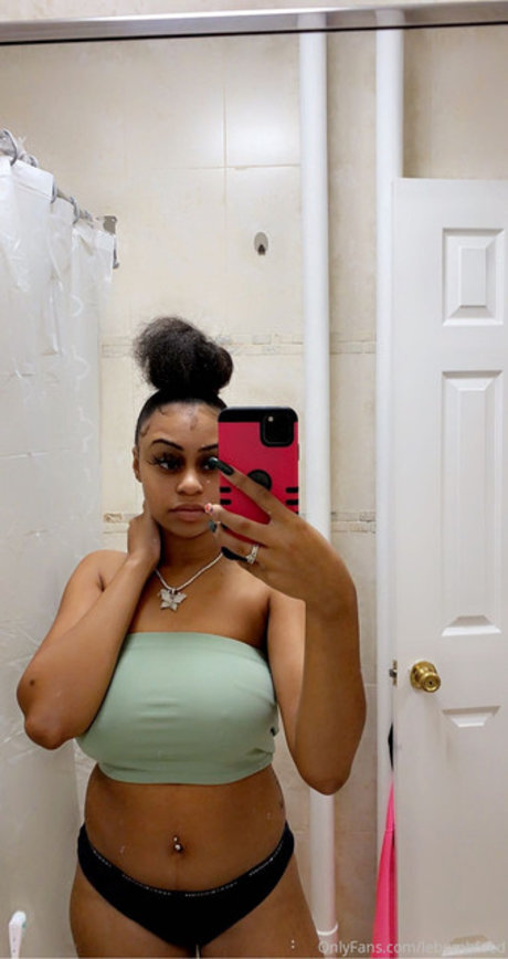 Kayla Le Bomb sexy akt foto