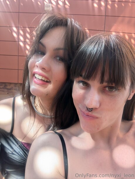 Nyxi Leon xxx akt bild