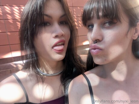 Nyxi Leon top sex fotos