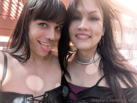 Nyxi Leon sexy top fotos