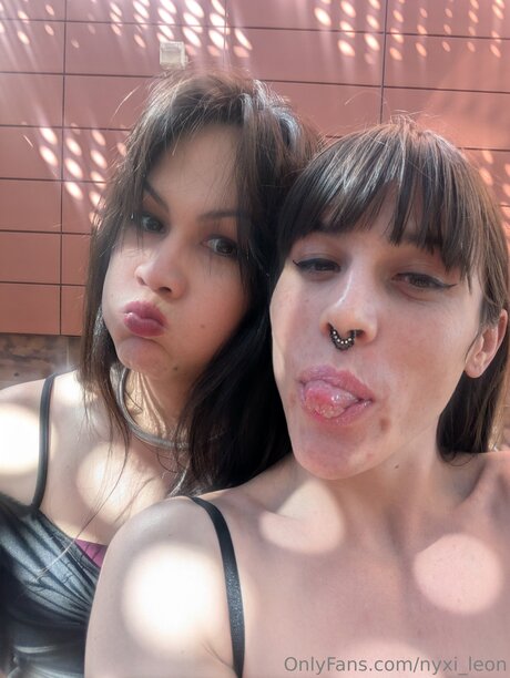 pool-dreier onlyfans erotische schöne bild