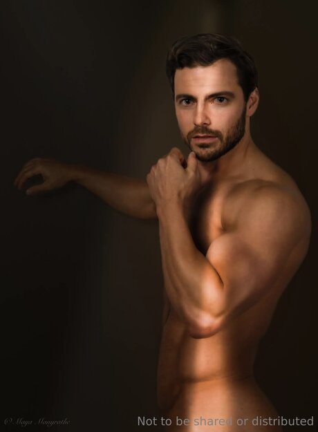 U391344714 nackt freie bild