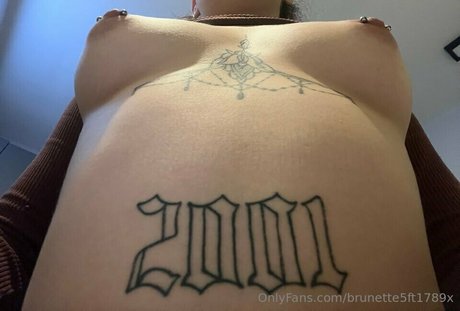 zoe luciexx model nacktheit bild