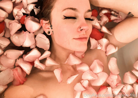 asiatische falsche titten onlyfans kostenlose akt bilder