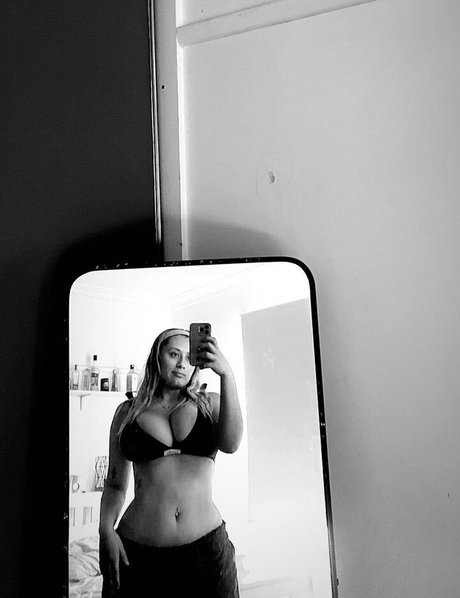 Zoe H top nacktheit bilder