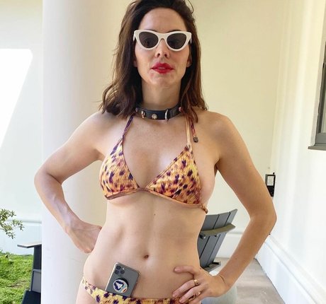 Whitney Cummings top sexy bilder