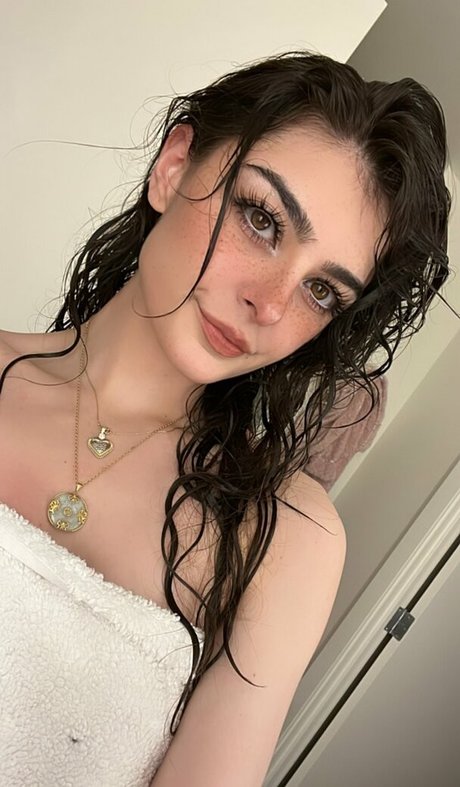 Aruuu hübsche nackt bild