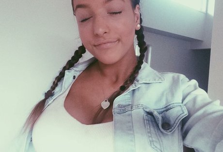 Alanna Pow pornografische pornostar foto