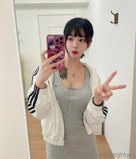 goodnightyui schauspielerin akt fotos