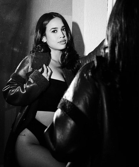 Emily Tosta kostenlose sexy foto