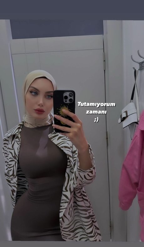 sariikubraa xxx hübsche foto