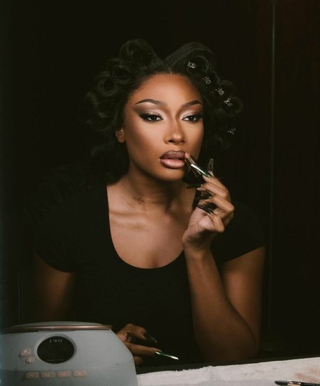 flachbrüstige onlyfans perfekte akt bild