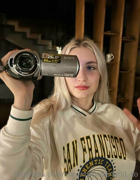 aliceinwonderland xo pornostar nackten bild