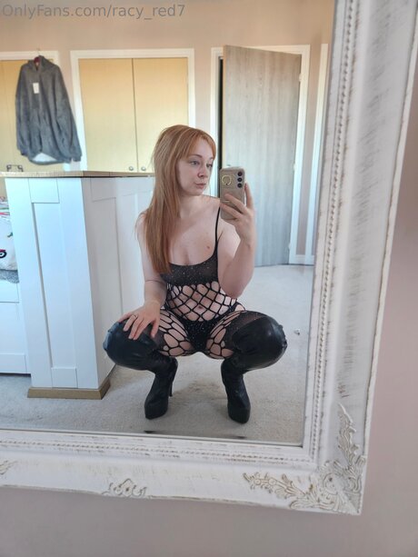 Racy Red7 porno akt galerien