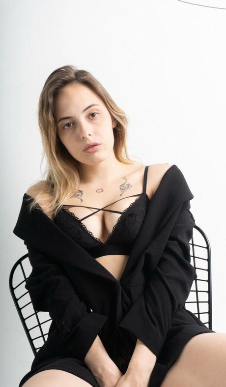 Nikol Koulen heiße nackten archiv