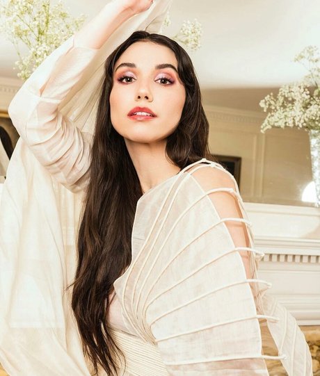 Grace Caroline Currey freie exklusive foto