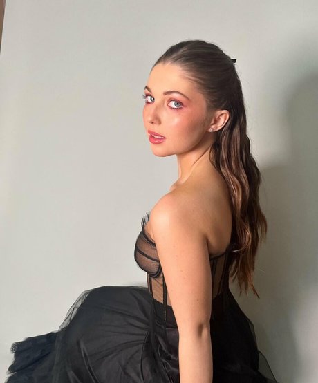 ebenholz-teen-onlyfans kostenlose kunst foto