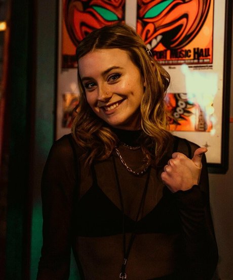 teen brille onlyfans kunst schöne foto