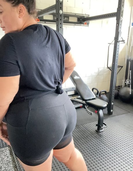 Nia Jax nackt freie bild