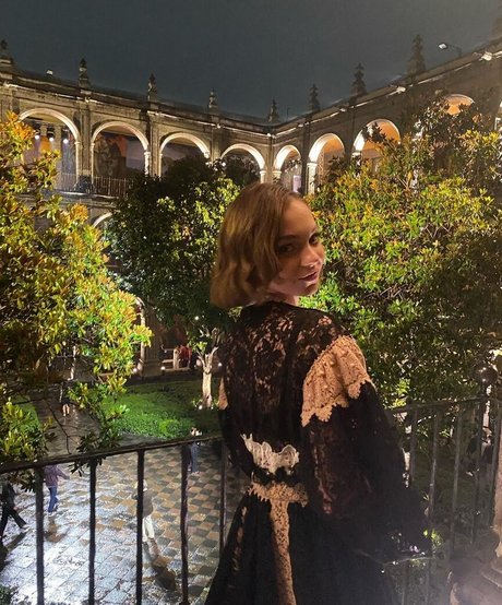 Emma Myers kunst nackt galerien