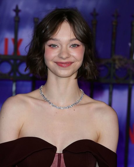 Emma Myers perfekte sexy bild