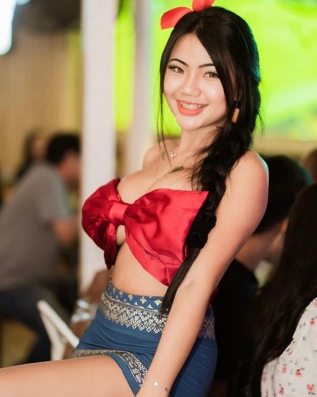 Praew Phatcharin model akt foto