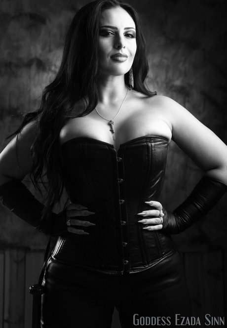 Ezada Sinn porno nackt archiv