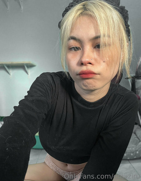 emiiziru schöne nackte bild