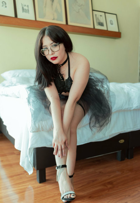 Lily Queen top sexy bild