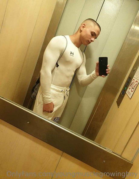youngmusclegrowingboy erwachsene hübsche bild