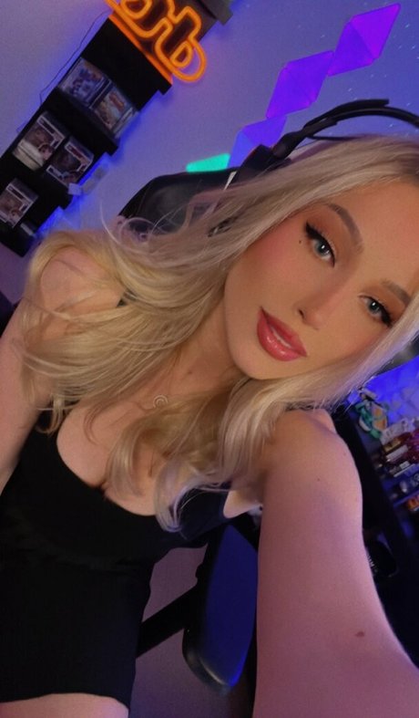 Emerome nackt kunst galerie