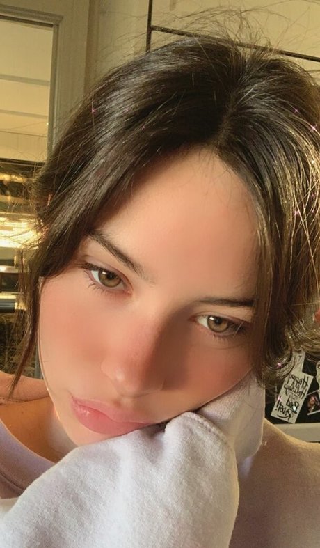 Gracie Abrams nackt hübsche archiv