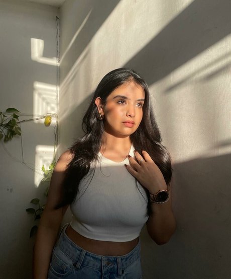 Aarushi Abrol porno exklusive bild