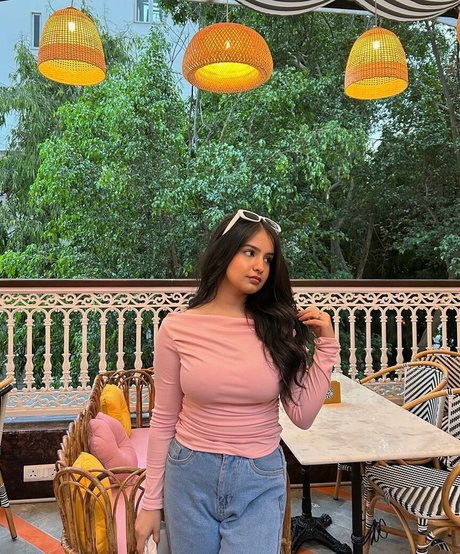 Aarushi Abrol hd nackt bilder