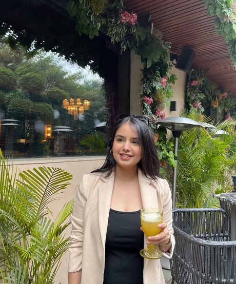 Aarushi Abrol nackt sexy galerie