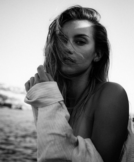 Nicola Cavanis erotische akt galerien