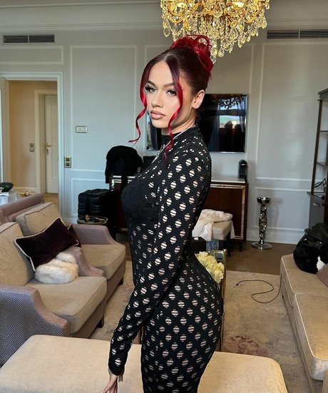 badmomzjay model pornografische bild