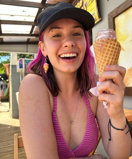 Julia K Barni model top foto