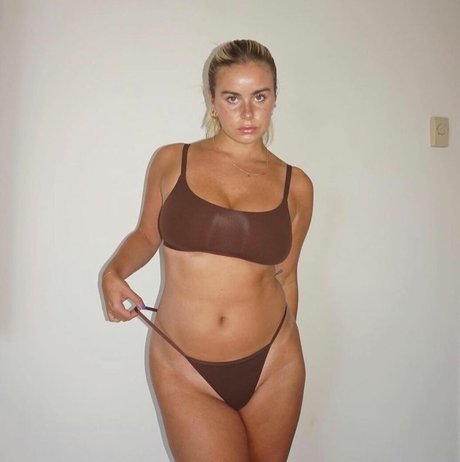 Courtnee Crews perfekte nette galerie