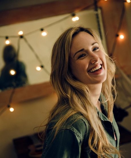 Ashley Johnson top nackt foto