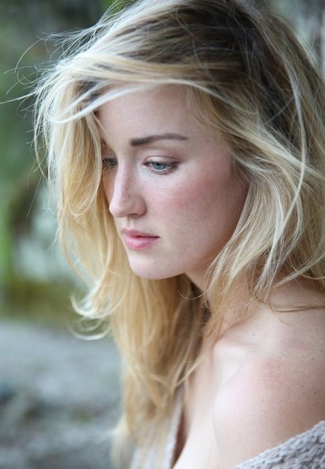 Ashley Johnson nacktheit akt bild
