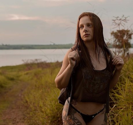 Emille Bee top nackte foto