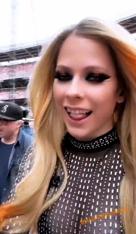 Avril Lavigne kunst sex galerien