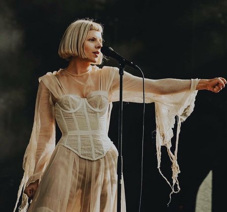 Aurora Aksnes freie pornostar bild